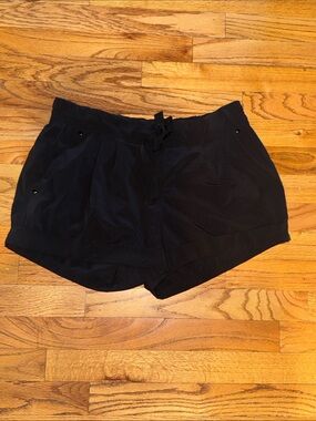 Women's Lululemon Black cuffed Drawstring Shorts size 10